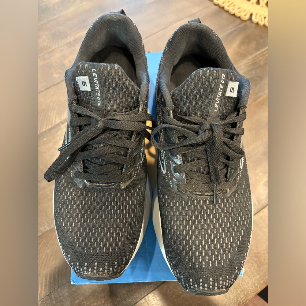 Excellent condition. Men’s Size 7 Levitate GTS Brooks